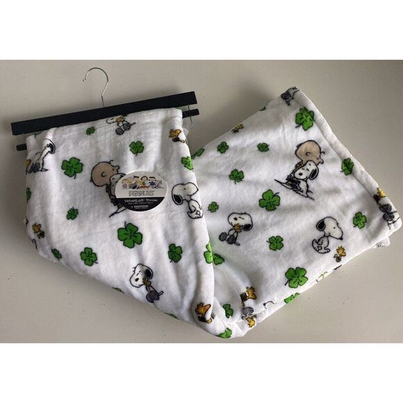 Peanuts Snoopy Charlie Brown St Patricks Day Shamrock Plush Throw Blanket Soft - Picture 1 of 16